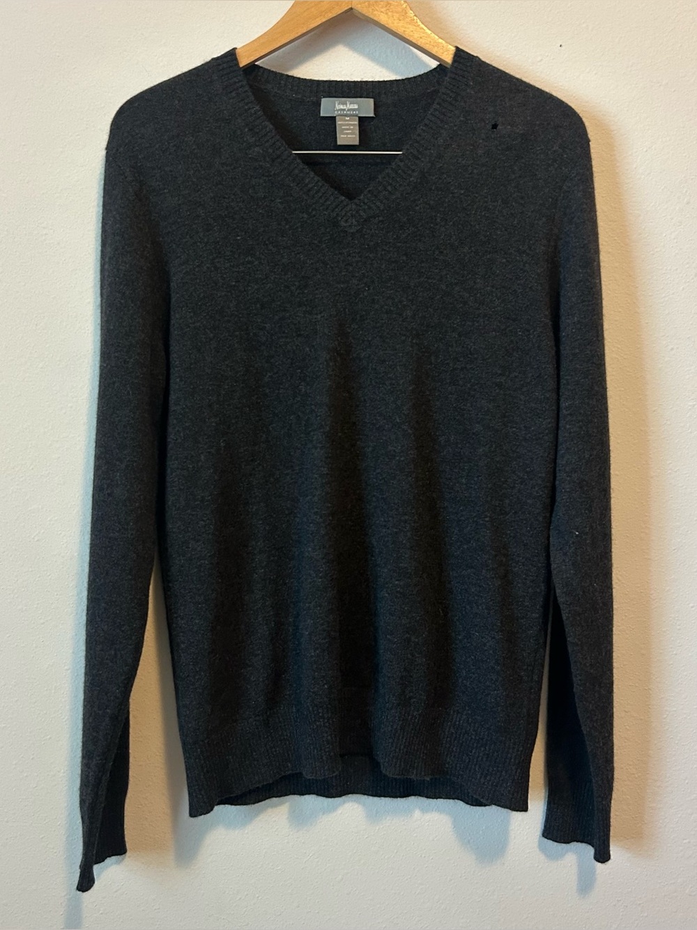 Neiman Marcus Women’s Medium Dark Charcoal V-Neck Cashmere Sweater